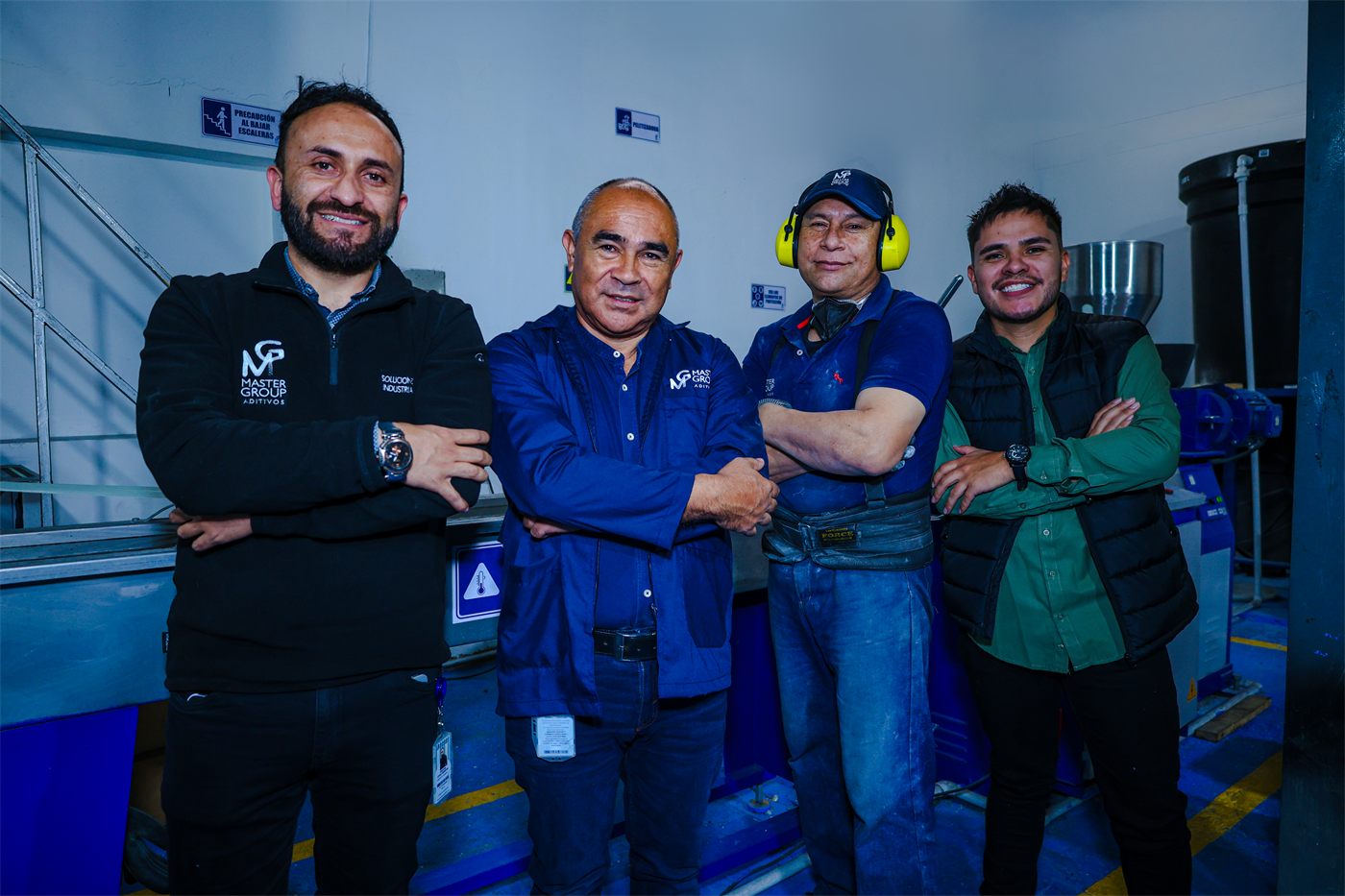 Equipo de Master Group Aditivos en planta de producción