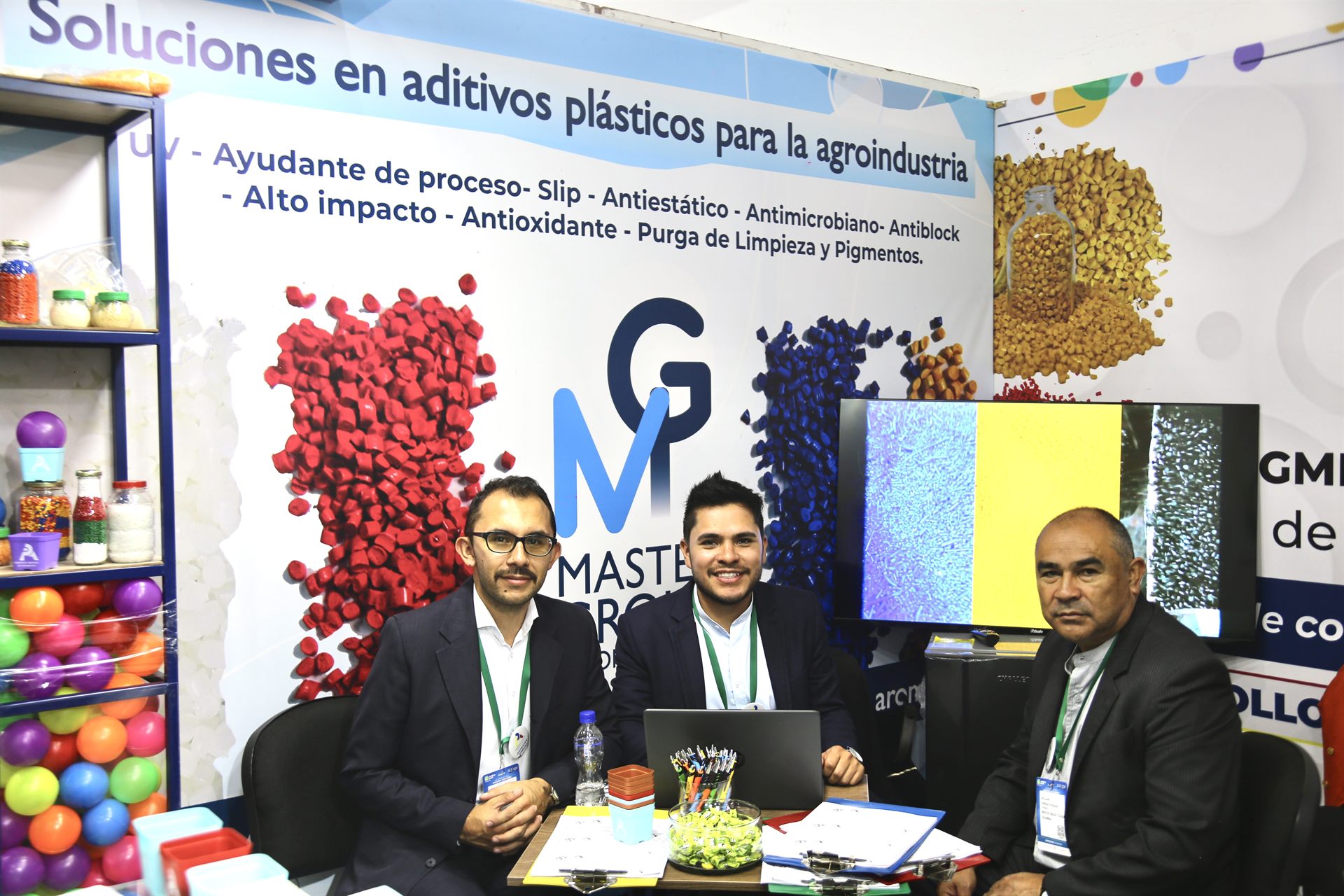 Equipo de Master Group Aditivos en feria comercial
